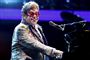 elton john sidder ved piano
