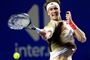 tennisspiller i aktion på banen