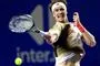 tennisspiller i aktion på banen