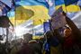 Ukrainere demonstrerer mod Ruslands beslutning om at anerkende to udbryderregioner i det østlige Ukraine som selvstændige. Fra torsdag er der nødretstilstand i Ukraine som følge af de seneste udviklinger.