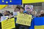 Demonstration i Prag til støtte for Ukraine. Tjekkiet, som er medlem af Nato, lukker to russiske konsulater - i Brno, som er landets næststørste by- og i Karlovy Vary. Tjekkiets ambassadører kaldes hjem fra Rusland og Hviderusland til konsultationer.