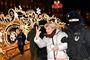 Russisk politi anholder en kvinde under en demonstration i den russiske hovedstad, Moskva, torsdag aften. Demonstranterne vil vise deres modstand mod den russiske invasion af Ukraine. På forhånd har politiet advaret om, at demonstranter vil blive anholdt.