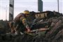 En ukrainsk soldat rækker ud efter en granatkaster uden for storbyen Kharkiv, der ligger nær den russiske grænse.