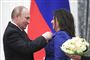 Putin med en sorthåret kvinde