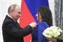 Putin med en sorthåret kvinde