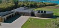 En moderne villa på en pragtgrund lige ud til vandet