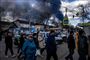 Ukrainere står søndag i kø ved et supermarked i byen Vasijlkiv, der ligger lige uden for hovedstaden Kiev, efter at et russisk angreb har ramt et oliedepot. Ukraines udenrigsminister sagde tidligere søndag, at Kiev ikke vil bukke under for det russiske pres.