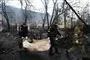 Politifolk og frivillige bærer en død person  i Ukraine
