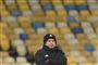 fodboldtræner står på sidelinjen