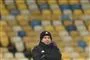 fodboldtræner står på sidelinjen