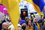 demonstranter med det ukrainske flag