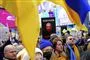 demonstranter med det ukrainske flag