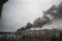 Røg stiger til vejrs efter russiske bombardementer i Mariupol. 