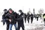 Russisk politi anholder demonstranter, der protesterer mod det russiske angreb på Ukraine, i byen Jekaterinburg søndag.