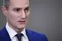 Rasmus Jarlov ser alvorlig ud med slips og jakkesæt
