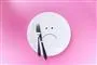En tallerken med en sur smiley