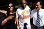 Bill Cosby møder pressen han ser gammel ud. Han er iført en t-shirt