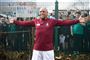 Roberto Carlos med tilskuere bag sig