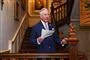 Prins Charles med papir i hånden