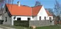 Et hvidt hus med rødt tag