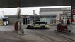 En politibil ved en tankstation