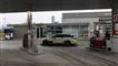 En politibil ved en tankstation