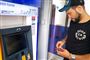 mand står ved hæveautomat