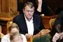 mand sidder i folketingssalen