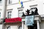 demonstranter på balkon