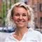 En smilende blond kvind