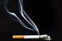 en rygende cigaret