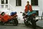 mand og to motorcykler