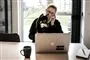 person sidder ved skrivebord