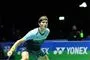 En badmintonspiller ved nettet