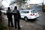 Mænd ved politibil