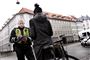 politimand taler med cyklist 