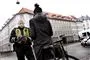 politimand taler med cyklist 