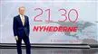 mand poserer i nyhedsstudie
