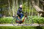 En hvidhåret dame på elcykel