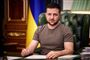 Volodymyr Zelenskyj i t-shirt i sin præsidentstol.