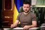 Volodymyr Zelenskyj i t-shirt i sin præsidentstol.