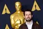 mand poserer foran oscars
