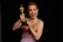 kvinde poserer med oscarstatuette