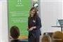 En dame snakker ved et møde