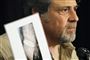 Tom Biscardi viser et nærbillede af "Bigfoots" mund. Foto: AP