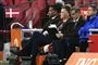 fodboldtræner står på sidelinjen