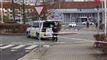 En politibil bag afspærringstape midt i en rundkørsel