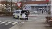 En politibil bag afspærringstape midt i en rundkørsel