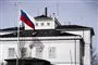 En stor hvid bygning med et russisk flag