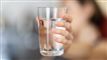 person holder et glas
